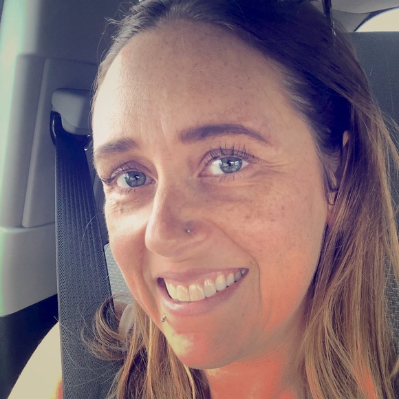 Meet your Posher, Nicole - Picture 2 of 3